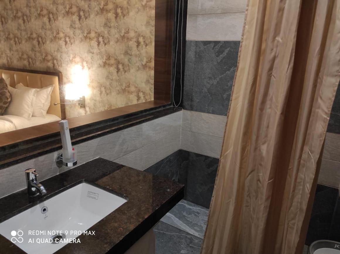 Hotel Shlok Колхапур Екстериор снимка
