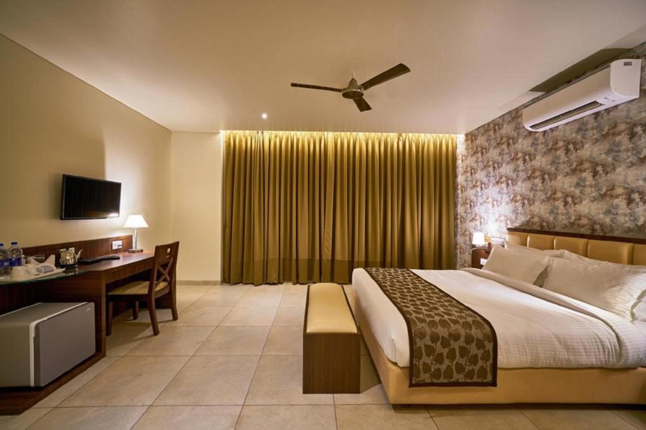 Hotel Shlok Колхапур Екстериор снимка