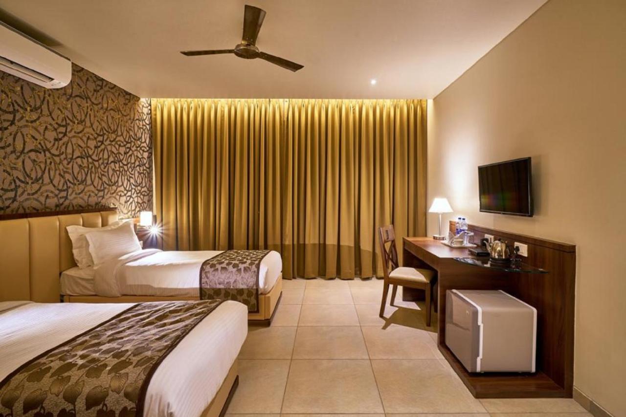 Hotel Shlok Колхапур Екстериор снимка