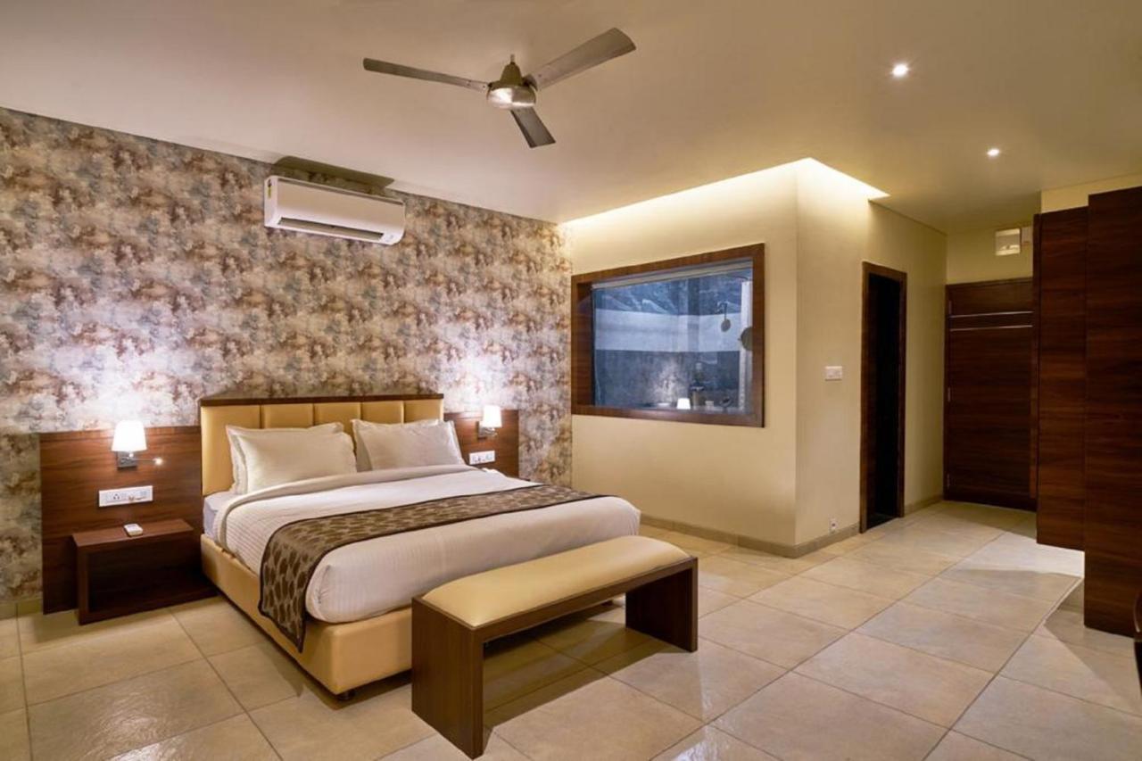 Hotel Shlok Колхапур Екстериор снимка