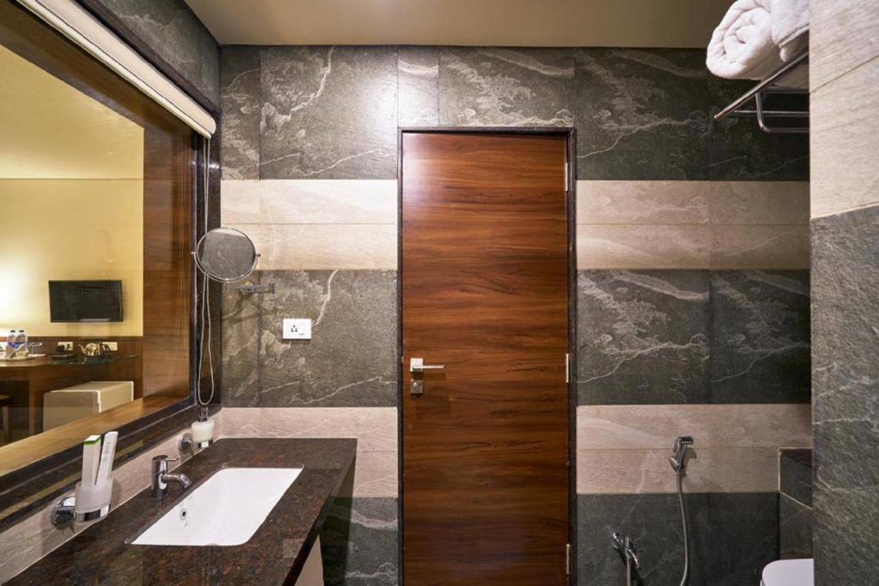 Hotel Shlok Колхапур Екстериор снимка